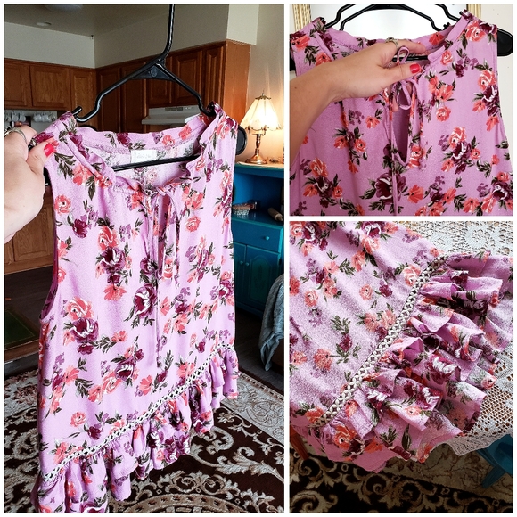 Altar'd State Tops - NWOT pretty petunia ruffled top